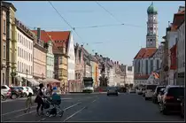 Schönes Augsburg III - 

Blick in die Maximilanstraße mit dem Herkulesbrunnen. Noch stören hier die zahlreichen parkenden Autos das wunderbare Stadtbild, allerdings sind die Umbauarbeiten zum verkehrsberuhigten Bereich schon im Gange. Auch die bisherige Betriebstrecke der Straßenbahn (momentan Umleitungsverkehr) wird ausgebaut und dann von einer Linie im Regelverkehr befahren werden. 

26.05.2012 (M)
