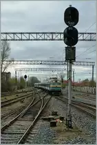 Im Gegensatz zu den meinst dreiteiligen Z�gen verkehrte der nur Freitag und Sonntag angebotene Schnellzug 12 von Tallinn nach Tartu sechsteilig an der Spitze die DR 1B 3719, am Schluss der DR1B 3720 und dazwischen vier Zwischenwagen, davon einer erste Klasse.
Hier verl�sst der Schnellzug 12 Tallin.
6. Mai 2012
