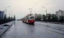 Wien Wiener Stadtwerke-Verkehrsbetriebe (WVB) SL 26 am 31. Oktober 1976: Der E1 4744 (SGP 1971) nähert sich der Reichsbrücke oder eher der Notbrücke, die am 16. Oktober 1976 als Ersatz für die am 1. August 1976 eingestürzte Reichsbrücke eröffnet worden war. - Links im Bild sieht man einen Teil der UNO-City, die noch im Bau war. - Rechts im Bild liegt der Stadtteil Kaisermühlen, wo die Straßenbahnlinien B und BK ihre Endstation hatten. - Scan eines Diapositivs. Film: Kodak Ektachrome. Kamera: Leica CL.