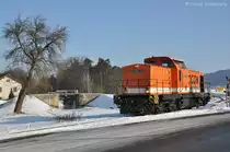 LOCON 211 (92 80 1293 502-1 D-LOCON) hat soeben den ersten Teil des Tchibo-Zuges ins Werk von Max B�gl zur Entladung gebracht und ist nun auf der R�ckfahrt nach Neumarkt um den zweiten Teil abzuholen. Hier hat sie gerade das Werk verlassen und im Hintergrund sieht man die Schleuse 32 des alten Ludwig-Donau-Kanals. Sengenthal, 11.02.2012