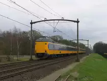 Koplopers 4051 und 4070 mit IC 1948 Venlo-Den Haag CS bei Vlierden am 9-4-2012.