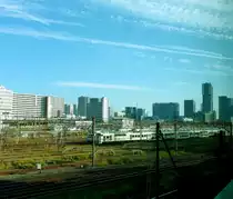 Serie 215: Tags�ber sind diese Z�ge in den Abstellanlagen von Tokyo abgestellt. Hier ein Zug unter blauem Herbsthimmel in der Abstell- Oase  inmitten der Hoch- und Gesch�ftsh�user Tokyos, Tamachi, 25.Oktober 2011. 