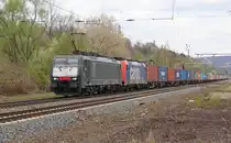 Und noch ein interessantes Doppel: 189 916 als Vorspannlok vor einem Containerzug in Richtung S�den mit 482 048-6 als Wagenlok. Aufgenommen am 24.04.2012 beim B� Eltmannshausen/Oberhone.