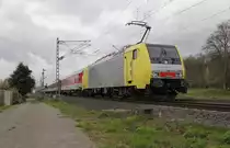189 915 (ES 64 F4-015) bespannte am 24.04.2012 einen Autoreisezug in Richtung Norden. Aufgenommen kurz vor Eschwege West.