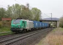 437026 mit der  blauen Wand  in Fahrtrichtung S�den. Aufgenommen am 24.04.2012 kurz vor Eschwege West.