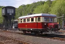 Hier ist der Triebwagen Nr.T2 aus dem Eisenbahnmuseum Bochum-Dahlhausen beim verlassen des BW zusehen.....gerade hat er das Stellwerk passiert und f�hrt nun zum Bahnhof Dahlhausen, von wo aus die Besucher Anschlu� an die S-Bahn nach Hattingen oder Essen haben.....Donnerstag den 17. Mai 2012