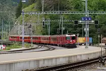 Bahnhof Reichenau-Tamins. Der RE nach Disentis mit der Ge 4/4 II 614  Schiers  f�hrt in den Bahnof ein. Weiter geht es dann nach St. Moritz. 28.5.2012