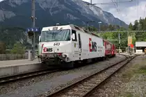 Bahnhof Reichenau-Tamins. Nur ein paar Minuten nach dem RE nach St. Moritz ist auch der RE 1236 nach Disentis/Must�r da. Die Ge 4/4 III 643  Vals  strahlt im leuchtenden Weiss am 28.5.2012.