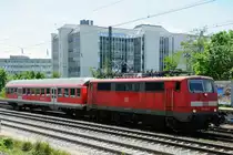 A  longs vehicle . K�rzer geht eine RB sicher nicht. 111 002-2 mit einem n-Wagen auf dem Weg in den M�nchner Hbf. (Heimeranplatz, 11.05.2012)