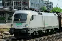 Mein 2400. Bild und gleichzeitig eine Lok meiner Lieblingsbaureihe im Lokportrait: ... ES G4 U2 - 101... (eine neue Baureihenbezeichnung f�r die Ex-Hupac ???).. Es muss nat�rlich ES 64 U2 hei�en.
In Ihrem schlichten Weiss-Grau ist sie trotzdem ein richtiger Hingucker. Seit einiger Zeit ist sie wieder ohne die www.raildox.de-Kennung unter dem Seitenfenster unterwegs. Somit f�hrt sie ohne Co-Partner f�r SETG. (Heimeranplatz, 11.05.2012)