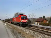 Die 182 020 mit einem G�terzug am 24.02.2011 unterwegs bei Vilshofen.