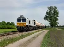 Die 247 049 mit einem G�terzug am 11.05.2012 unterwegs bei Alt�tting.