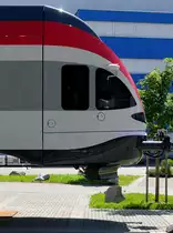 Detailaufnahme eines f�r Wei�russland hergestellten Stadler FLIRT. Der Triebzug stand aufgebockt und ohne Fahrgestelle am 26.05.2012 im Au�enbereich des Stadler-Werks in Bussnang. Zum Zeitpunkt der Aufnahme stand der Fotograf au�erhalb des Werksgel�ndes im Gr�nstreifen einer �ffentlichen Stra�e.