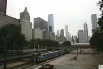 Electric MU # 754 der  Metra  steht vor der Kulisse von Chicago, Illinois in der Van Buren Street Station. Leider war das Wetter am 14. September relativ feucht, wodurch der Himmel auch recht wolkenverhangen war.