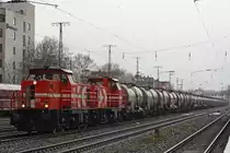 HGK DE 83+HGK DE 73 mit einem Kesselzug bei der Durchfahrt durch K�ln-West.