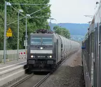 185 572-5 der MRCE zieht am 28. Mai 2012 einen Getreidezug durch P�lling und begegnet hier einer S3 nach Neumarkt.