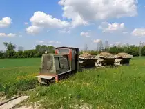 SCH�MA-Lok zieht die randvoll beladenen Loren auf der Feldbahn-DANREITER ins Ziegelwerk; 120504