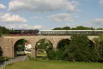 Am Pfingstsonntag und -montag f�hrten die osts�chsischen Eisenbahnfreunde aus L�bau Sonderfahrten mit ihrer 52 8080-5 von L�bau ins tschechische Rumburgk und zur�ck durch. Der Abend des 28.05.12 eignete sich wunderbar, um ein Foto des Zuges zur�ck nach L�bau am Viadukt in Gro�schweidnitz zu machen.