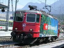 Chur Gleis 6 Rangierfahrt mit Re 4/4 II 11228 mit Werbung f�r das SBB und Kuoni Reiseb�ro. (25.07.2005)