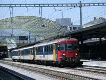 Chur Gleis 7 RBe 4/4 Pendel als Regionalzug nach Ziegelbr�cke. Im Hintergrund ist das Glasdach der Postbusstation zu sehen.(25.07.2005)