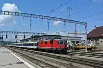 Eine Einschalt S-Bahn Z�rich als Ersatz IR 2025 bei Einfahrt in Burgdorf. Der Zug bestand aus der Re 4/4 II 11122, 2 A EWI NPZ, AB EWII NPZ, B EWI NPZ und BDt EWI NPZ, 30.05.2012.