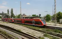 19.5.2012 Bernau bei Berlin - 1. Usedom Express 2012, von Swinoujscie Centrum nach Berlin Zoo. (1. Fzg: 9580 0946 012-1)
Links davor der S-Bahnsteig. Die Neigung ist dem Umbau der  Elektrisierung  der Bernauer Vorortstrecke 1924 geschuldet: Die neue S-Bahn erforderte h�here Bahnsteige. 