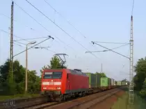 145 034 zieht einen Containerzug durch Dresden-Stetzsch (mit original DDR-Peitschenleuchte am Bahnsteig); 30.05.2012
