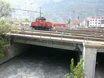 Eine der zwei Ee 3/3 steht auf der Plessurbr�cke im Bahnhof Chur.
(02.05.2005)