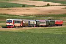 2050.09, bringt den SLP 17113 (Pr�sentationsveranstaltung der Erlebnisbahn) von Ernstbrunn �ber Korneuburg, zur�ck nach Wien FJB. Diese Aufnahme entstand am 29.05.2012 zwischen Ernstbrunn und Naglern.