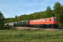 2050.09, bringt den SLP 17113 (Pr�sentationsveranstaltung der Erlebnisbahn) von Ernstbrunn �ber Korneuburg, zur�ck nach Wien FJB. Diese Aufnahme entstand am 29.05.2012 zwischen Naglern und Wetzleinsdorf.