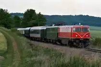 2050.09, bringt den SLP 17113 (Pr�sentationsveranstaltung der Erlebnisbahn) von Ernstbrunn �ber Korneuburg, zur�ck nach Wien FJB. Diese Aufnahme entstand am 29.05.2012 bei Karnabrunn, leider schon ohne Abendsonne.