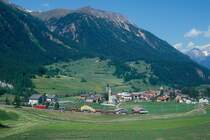 RhB G�TERZUG 6531 von Davos Platz nach S-chanf am 08.06.1993 oberhalb Berg�n mit E-Lok Ge 4/4II 611 - Fad 8727 - Fad 8728 - Fad 8723 - Fad 8726 - Fad 8706 - Fad 8710 - Fad 8730 - Fad 8708. Hinweis: gescanntes Dia 
