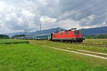 Zu einem seltenen Einsatz kam heute der Dispo Olten. Er ersetzte einen ICN, n�hmlich von Olten-Lausanne und dann zur�ck bis Z�rich. Im Bild ist der Pendel als Erstz ICN 1529, bestehend aus; Re 4/4 II 11217, 3 B EWII, A EWII, A EWI, 2 B EWII und BDt EWII, zwischen Luterbach und Deitingen. Normalerweise verkehrt der ICN via Neubaustrecke, da dieser alte Pendel dort jedoch nicht zugelassen ist, wird er zwischen Solothurn und Olten �ber die alte Juras�dfuss-Linie via Oensingen umgeleitet, 31.05.2012.