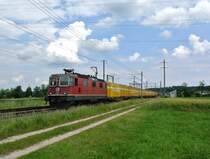 Die Re 4/4 II 11287 mit einem Postcontainerzug zwischen Deitingen und Luterbach, 31.05.2012.