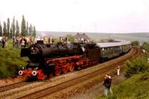 Hier gab 01 1061 auf, mit 9 Liegenwagen und 2 Silberlingen in dieser Rechtskurve, bei etwa 8 Promille Steigung. Wer das Bild stark vergr��ert, sieht, dass die Schienen vom starken sanden hellbeige eingestaubt sind. Jetzt hies es warten auf eine 218.