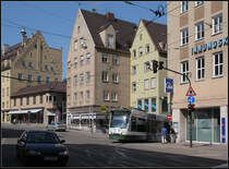 Aus der engen Gasse kommend - 

Eine Combino-Tram der Linie 13 biegt hier vom engen Schmiedberg in die Karolinenstraße ein. 

Augsburg, 26.05.2012 (M)