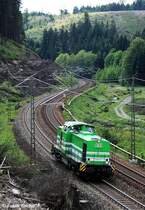 V 100 der EB 293 025-3 (ex DR BR 108) Erfurter Bahn GmbH Werklok 22,   Lisa 2   auf Leerfahrt Richtung Steinbach, KBS 840 Lichtenfels - Saalfeld, fotografiert zwischen Frtschendorf und Steinbach am 30.05.2012 