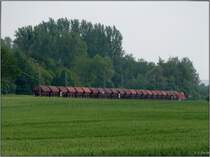 Es zog sich zu am Himmel ber Rimburg. Unbeeindruckt davon zog diese Diesellok
ihre Fracht durch die Landschaft auf der KBS 485. Location: bach Palenberg
im Mai 2012.