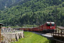 Der Regio nach Disentis/Mustr mit der Ge 4/4 II 621 beim Friedhof von Trun am 25.5.2012.
