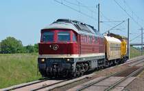 232 550 befrderte am 20.05.12 einen Bauwagen mit angehngter 293 011 durch Brehna Richtung Halle(S).