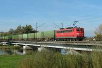 151 152 mit einem Containerzug Richtung Passau am 18.10.2008 unterwegs auf der Isarbrcke in Plattling.