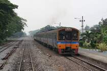 NKF 1224 fhrt am 15.Mrz 2012 aus dem Bf. Phrom Phiram in Richtung Bangkok aus.

