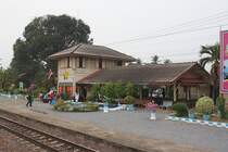 Aufnahmsgebude des Bf. Phrom Phiram am 15.Mrz 2012. 

