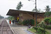 Hausbahnsteig mit Aufnahmsgebude des Bf. Nong Tom, Blickrichtung Bangkok, am 15.Mrz 2012. 

