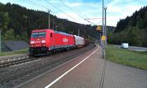 185 217 durchfhrt am 18.05.2012 mit einem gemischten Gterzug den Bahnhof Frtschendorf auf der Frankenwaldbahn. 