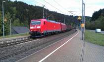 185 156 durchfhrt am 18.05.2012 mit einem gemischten Gterzug den Bahnhof Frtschendorf auf der Frankenwaldbahn. 