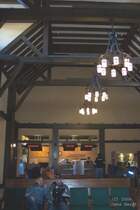 Bahnhof Jasper (Canada) - im Hintergrund die Check-In Schalter f�r die Z�ge.
Bahnfahren in Kanada hat was vom Fliegen, denn auch hier gibt es einen Check-In, Koffer werden aufgegeben (zumindest f�r die 1.Klasse) und es gibt eine Check-In-Zeit (die allerdings mit der kanadischen L�ssigkeit gro�z�gig ausgelegt wird)