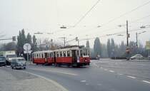 Wien Wiener Stadtwerke-Verkehrsbetriebe (WVB) SL 31/5 (M 4112 + m3 5379 (Lohnerwerke 1929 / Grazer Waggonfabrik 1929)) XXI, Floridsdorf, Floridsdorfer Hauptstraße / Am Hubertusdamm am 2. November 1976. - Scan eines Diapositivs. Film: Kodak Ektachrome. Kamera: Leica CL.