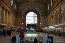 Toronto Union Station - Bahnhofshalle
Der Bahnhof wurde 1927 er�ffnet und von der Canadian Pacific Railway und der Grand Trunk Railway gebaut.
Der Name  Union Station  kommt �brigens daher, dass in einem Bahnhof unterschiedliche Gesellschaften halten.
Die Union Station in Toronto ist einer der gr��ten Nicht-Kopfbahnh�fe Nordamerikas und verbindet heutzutage die Nah-Umgebung Torontos (GO Transit), Ontario (Ontario Northland Lines nach Cochrane), die Region Ost-Kanadas mit Z�gen Richtung Ottawa, Montr�al, Windsoe und Niagara Falls (VIARail) sowie transkontinentale Ziele wie Vancouver (The Canadian) und New York (The Maple Leaf, beide VIARail).