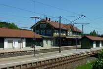 Bahnhof St.Georgen, der hchstgelegene an der Schwarzwaldbahn, die Gleisseite, Mai 2012